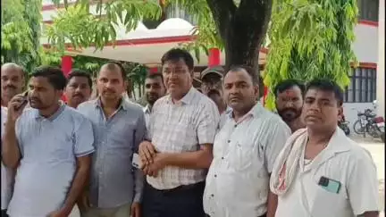 महाराजगंज: आनंदनगर में 33 वर्षों से दुकान चला रहे व्यापारियों ने किया विरोध, कलेक्ट्रेट परिसर में DM को सौंपा ज्ञापन