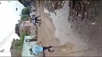 बरेली: थाना बहेड़ी क्षेत्र के ग्राम ठीरिया में एक व्यक्ति के साथ लाठी-डंडों से की गई मारपीट, घटना कमरे में हुई कैद