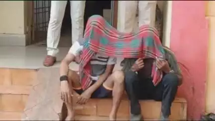 ଚମ୍ପୁଆ: ମାଣ୍ଟାହାଟିଂରେ ଚଢାଉ କରି ୨୫ ଲିଟର ମଦ ଜବତ ସହ ୨ ଜଣଙ୍କୁ ଗିରଫ କଲା ଅବକାରୀ ବିଭାଗ