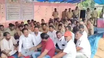 ଆନନ୍ଦପୁର: ଆନନ୍ଦପୁରରେ ଆନ୍ଦୋଳନରତ ଡ୍ରାଇଭରଙ୍କୁ ଭେଟିଲେ ବିଧାୟକ