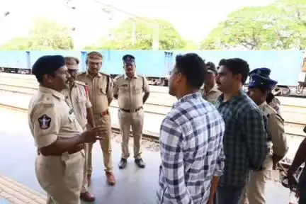పెద రైల్వే స్టేషన్లో పలు రైళ్లను తనిఖీ చేసిన జిల్లా అదనపు ఎస్పి సూర్యచంద్రరావు