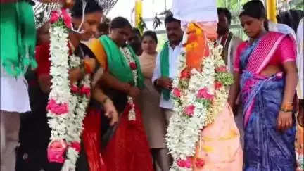 వెంకటాపురం: మేడారం వనదేవతలను దర్శించుకున్న మంత్రి సీతక్క