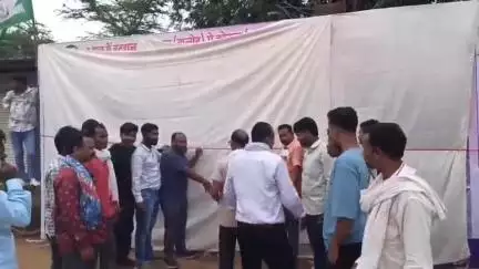 मानपुर में नव निर्मित राष्ट्रीय राजमार्ग 930 की बदहाली के छायाचित्र युवा कांग्रेस ने प्रदर्शित किए
