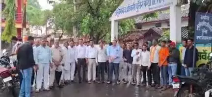 बंडा: पुलिस कर्मियों द्वारा महिला से कथित दुर्व्यवहार के संबंध में सर्व समाज ने SDOP को ज्ञापन सौंपा