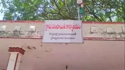 ప్రొద్దుటూరు: ఢీ మార్ట్  వద్ద ఉన్న భూములకు న్యాయమైన ధర చెల్లించి మాకు న్యాయం చేయాలంటూ సర్పంచ్ కు వినతిపత్రం
