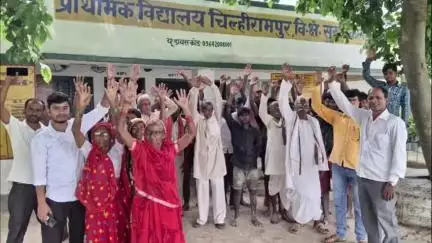 शाहगंज: सुइथाकला में विद्यालय विलय के खिलाफ शिक्षकों और अभिभावकों ने किया विरोध प्रदर्शन