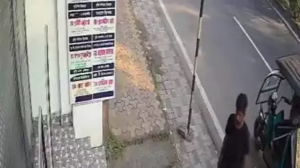 জলপাইগুড়ি: জলপাইগুড়ি জেলার ধূপগুড়িতে ঔষধের দোকানের ব্যানারের লোহার কাঠামো চুরি, সিসিটিভি দেখে চোর ধরল ব্যবসায়ীরা
