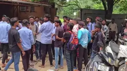 વલસાડ: ડીજીવીસીએલ વીજ કંપનીમાં કોન્ટ્રાક્ટ પર કામ કરતા કર્મચારીઓ હડતાલ પર ઉતર્યા