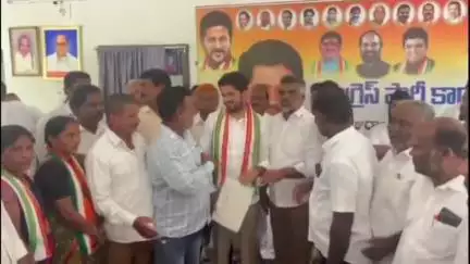 హుజూరాబాద్: కాంగ్రెస్ పార్టీ కార్యాలయంలో లబ్ధిదారులకు సీఎంఆర్ఎఫ్ చెక్కులను అందించిన నియోజకవర్గ కాంగ్రెస్ పార్టీ ఇంచార్జి ప్రణవ్