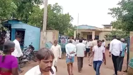 ಬಾದಾಮಿ: ಬಾದಾಮಿ ಅರಣ್ಯ ಇಲಾಖೆ ವಿರುದ್ಧ  ಹಳಗೇರಿ ಗ್ರಾಮಸ್ಥರಿಂದ ಪ್ರತಿಭಟನೆ