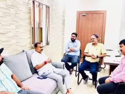 गोलमुरी-सह-जुगसलाई: जुगसलाई के विधायक मंगल कालिंदी बिष्टुपुर स्थित पथ निर्माण विभाग पहुंचे, सड़क निर्माण पर हुई चर्चा