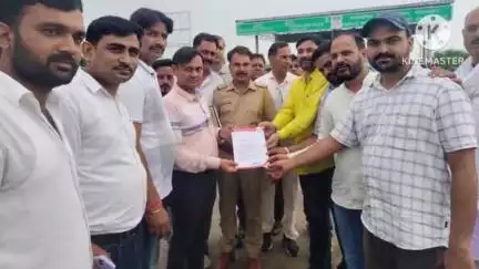 सीकर: सीकर सालासर मार्ग की झज्जर हालत पर जाट समाज ने पीडब्ल्यूडी को दिया ज्ञापन
