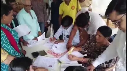भभुआ: PHC में दिव्यांगता प्रमाण पत्र बनाने के लिए शिविर का आयोजन, प्रखंड के विभिन्न गांवों से पहुंचे लोग