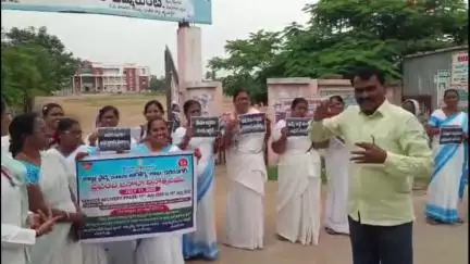 జమ్మికుంట: ప్రపంచ జనాభా దినోత్సవం సందర్భంగా పట్టణంలో Dr చందన ఆధ్వర్యంలో ర్యాలీ అధిక జనాభా పట్ల ప్రజలకు అవగాహన కల్పించిన వైద్యులు