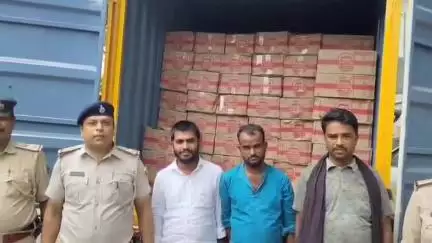 लखीसराय: मेदनी चौकी पुलिस ने डाक पार्सल वैन से 2640 लीटर बीयर जब्त की, दो तस्कर गिरफ्तार