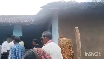 जशपुर: सर्पदंश से मृत छात्र के घर मुख्यमंत्री साय का शोक संदेश लेकर पहुंची कौशल्या साय, परिजनों को ₹4 लाख का चेक सौंपा