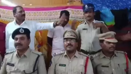 గన్నవరం సబ్ రిజిస్ట్రార్ కార్యాలయంలో స్టాంపు పేపర్ల చోరి కేసులో నిందితులను అరెస్ట్ చేసిన గన్నవరం డీఎస్పీ శ్రీనివాసరావు
