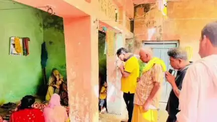 इटवा: गोविन्दपुर में हीरालाल की मां के निधन पर नगर पंचायत अध्यक्ष ने उनके आवास पर पहुंचकर व्यक्त की शोक संवेदना