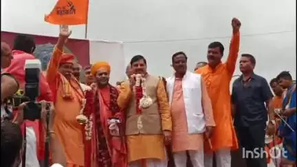 उज्जैन शहर: महामंडलेश्वर उत्तम स्वामी की कावड़ यात्रा में मुख्यमंत्री डॉक्टर मोहन यादव त्रिवेणी से हुए सम्मिलित, कावड़ का किया पूजन