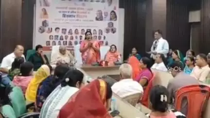 होशंगाबाद नगर: राज्यसभा सांसद नगरपालिका परिषद में PM आवास योजना के हितलाभ वितरण कार्यक्रम में शामिल हुईं