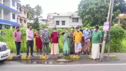ചാവക്കാട്: അഴുക്കുചാൽ മാൻഹോളിൽ നിന്ന് മാലിന്യം പുറത്തേക്കൊഴുകി, ഗുരുവായൂരിൽ മാസ്ക് ധരിച്ച് ബി.ജെ.പി പ്രതിഷേധം