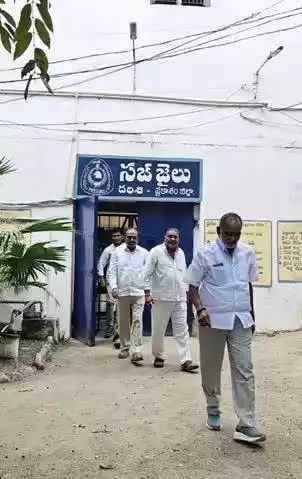 దర్శి: దర్శి సబ్ జైల్లో వైసీపీ కార్యకర్తలను పరామర్శించిన మాజీ ఎమ్మెల్యే అన్న రాంబాబు
