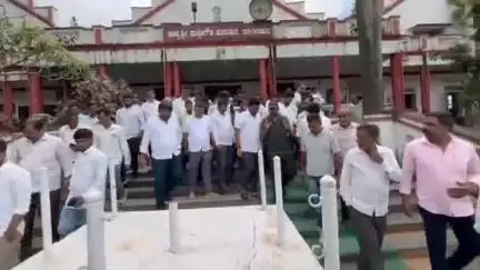 ಸಕಲೇಶಪುರ: ಪಟ್ಟಣದ ಪುರಸಭೆ ಸಭಾಂಗಣದಲ್ಲಿ ಪಿಎಂಎವೈಯು ಯೋಜನೆಯ ಪ್ರಗತಿ ಪರಿಶೀಲನೆ ಸಭೆ ನಡೆಸಿದ ಸಂಸದ ಶ್ರೇಯಸ್ ಪಟೇಲ್