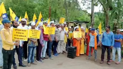 जांजगीर: जिला शिक्षा अधिकारी कार्यालय जांजगीर में आम आदमी पार्टी के कार्यकर्ताओं ने युक्तियुक्तकरण नीति की समीक्षा की मांग की