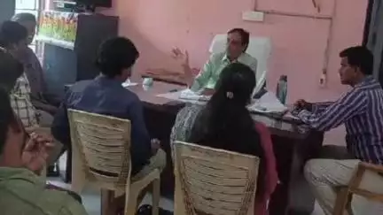 దర్శి: వీఆర్వో విఏఓ లకు సమావేశం నిర్వహించిన ముండ్లమూరు ఎమ్మార్వో లక్ష్మీనారాయణ