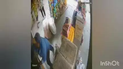 રાજકોટ પૂર્વ: રાજકોટના રેલનગરમાં શિવાલય ચોક નજીક કરિયાણા વેપારીએ બાકી માલ આપવાની ના પાડતા તલવારથી હિચકારી હુમલો, CCTV ફૂટેજ સામે આવ્યા