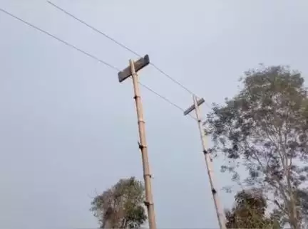 গোৰেশ্বৰ ভাগ: বাঙালীপাৰাত বৃহৎ অঞ্চত বাঁহৰ খুটাৰে বিপদ সংকুলভাৱে চলিছে বিদ্যুৎ যোগান, জনপ্ৰতিনিধিৰ বিৰুদ্ধে ক্ষোভ ৰাইজৰ #jansamasya