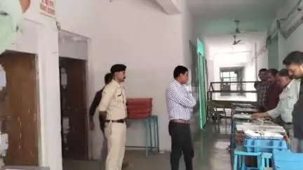 बुरहानपुर: बहादरपुर जनपद सदस्य उपचुनाव: कलेक्टर कार्यालय में ईवीएम मशीनों की एफएलसी हुई, डिप्टी कलेक्टर ने किया निरीक्षण