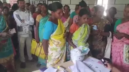 बोलबा: बोलबा प्रखंड कार्यालय में आत्मा और कृषि विभाग द्वारा किसानों को बीज वितरित