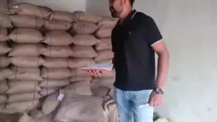 बांसी: कनकटी में कोटा की दुकान पर तहसील प्रशासन ने छापा मारा, मिली अनियमितता, दुकान सीज, चार हिरासत में