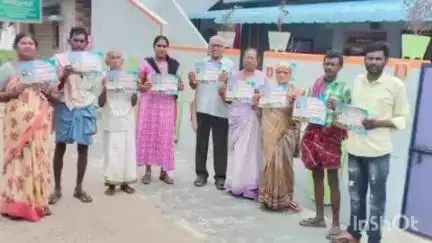 "మా ఇంటికి స్మార్ట్ మీటర్ బిగించ వద్దు"అంటూ ఇంటింటికి స్టిక్కర్లు అంటించి పట్నంలోప్రజలను చైతన్యపరుస్తున్న సీపీఎం పార్టీ