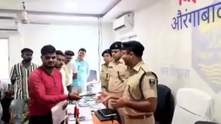 औरंगाबाद: पुलिस कार्यालय सभागार में पुलिस ने 77 मोबाइल धारकों को दी खुशियों की सौगात, लौटाई ₹15,40,000 की चोरी व गुम हुई मोबाइल