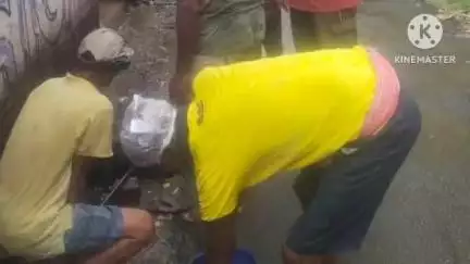 ঠাকুরপুকুর-মহেশতলা: পৌরসভার ১২ নম্বর ওয়ার্ডের এলাকাবাসীদের মশাবাহিত রোগের হাত থেকেবাঁচানোর জন্য এলাকার ড্রেনগুলি পরিষ্কার পরিচ্ছন্ন কাজশুরু