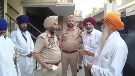 ਅੰਮ੍ਰਿਤਸਰ 2: ਕੈਰੋ ਕਲੋਨੀ ਇਲਾਕੇ ਦੇ ਵਿੱਚ ਇੱਕ ਘਰ ਚ ਰੱਖੇ ਮਹਾਰਾਜ ਦੇ ਸਰੂਪ ਦੀ ਕੀਤੀ ਜਾ ਰਹੀ ਸੀ ਬੇਅਦਬੀ ਐਜੀਪੀਸੀ ਅਤੇ ਪੁਲਿਸ ਅਧਿਕਾਰੀ ਪਹੁੰਚੇ ਮੌਕੇ ਤੇ