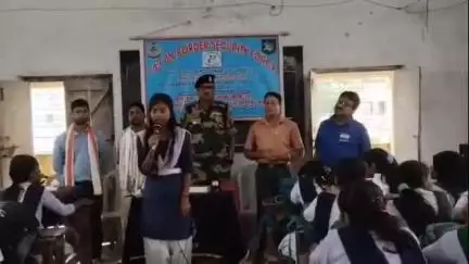 স্বরূপনগর: নির্মাণ আদর্শ বিদ্যাপীঠ প্রাঙ্গণে ছাত্রীদের নিয়ে বাল্যবিবাহ ও মানব পাচার প্রতিরোধে বিশেষ সচেতনতার পাঠ দিলেন বিএসএফ
