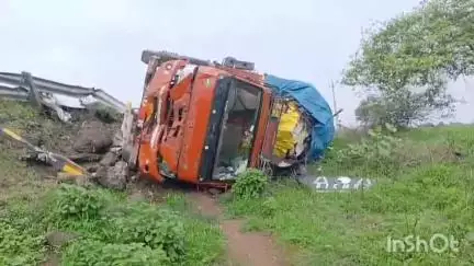 નિઝર: નિઝર તાલુકાના ખોડદા ગામની સીમમાં અકસ્માત સર્જાયો, માલવાહક ટેમ્પો પલટી મારી જતા બે વ્યક્તિને ઈજા પોહચી.