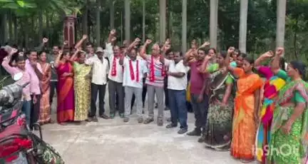 కొత్తగూడెం: సింగరేణి ఫారెస్ట్ విభాగం అధికారులు నిర్లక్ష్యం విడాలని AITUC ఆధ్వర్యంలో లక్ష్మీదేవిపల్లి బంగ్లాదేశ్ వద్ద కార్మికుల నిరసన