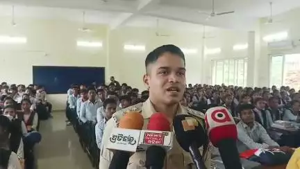 ବାଲିଗୁଡା: ବାଲିଗୁଡା ଆଦିବାସୀ ମହାବିଦ୍ୟାଳୟ ଠାରେ ନିଶା ନିବାରଣ ପାଇଁ ସେଚେତନ କାଯ୍ୟକ୍ରମ  ରେ ପତିକ୍ରିୟା ରଖିଛନ୍ତି ବାଲିଗୁଡା SDPO