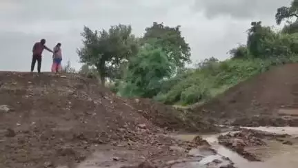 बजाग: जिला पंचायत उपाध्यक्ष अंजू व्यौहार ने भरवई गांव में धराशाई तालाब का निरीक्षण किया, दोषियों पर कार्रवाई का आश्वासन दिया