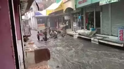इछावर: इछावर में झमाझम बारिश से मैन मार्केट में भरा पानी, नगर परिषद की व्यवस्थाओं की खुली पोल