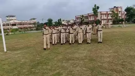 पुलिस कर्मियों को शारीरिक रूप से चुस्त दुरुस्त तथा अनुशासन बनाए रखने हेतु पुलिस केंद्र,सुपौल में परेड का आयोजन किया गया।