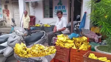 બારડોલી: બારડોલીમાં સ્ટેશન નજીક લારી-પાથરણાના દબાણ હટાવતાં ફેરિયાઓ પાલિકા કચેરીએ દોડી ગયા # jansamasya