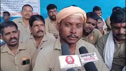କେନ୍ଦ୍ରାପଡା: କେନ୍ଦ୍ରାପଡ଼ା ଦୁହୁରିଆ ଠାରେ ଡ୍ରାଇଭର ସଂଘର ଆନ୍ଦୋଳନ ଚତୁର୍ଥଦିନରେ,ପ୍ରତିକ୍ରିୟା ରଖିଲେ ଜିଲା ସଭାପତି ରଞ୍ଜନ ଦାସ