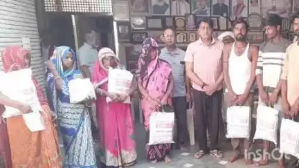 अंबाह: पूठा गांव में जलभराव से दो दर्जन परिवार प्रभावित, नगर पालिका अध्यक्ष ने पहुंचाई राहत
