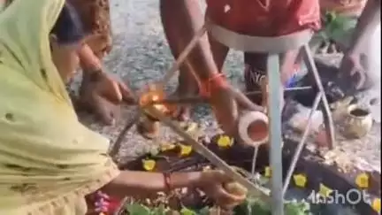 वारिसलीगंज: वारिसलीगंज के ठेरा गांव में सावन के पहले दिन बाबा टटेश्वरनाथ मंदिर में श्रद्धालुओं की भीड़ उमड़ी