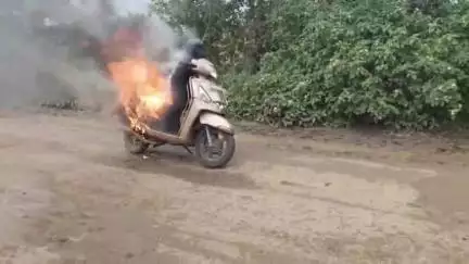 సిర్పూర్ టి: లగ్గమా గ్రామ సమీపంలో ద్విచక్ర వాహనంలో మంటలు, పూర్తిగా దగ్ధమైన ద్విచక్ర వాహనం